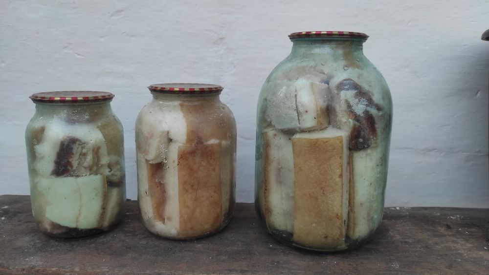 Солоне сало в банках