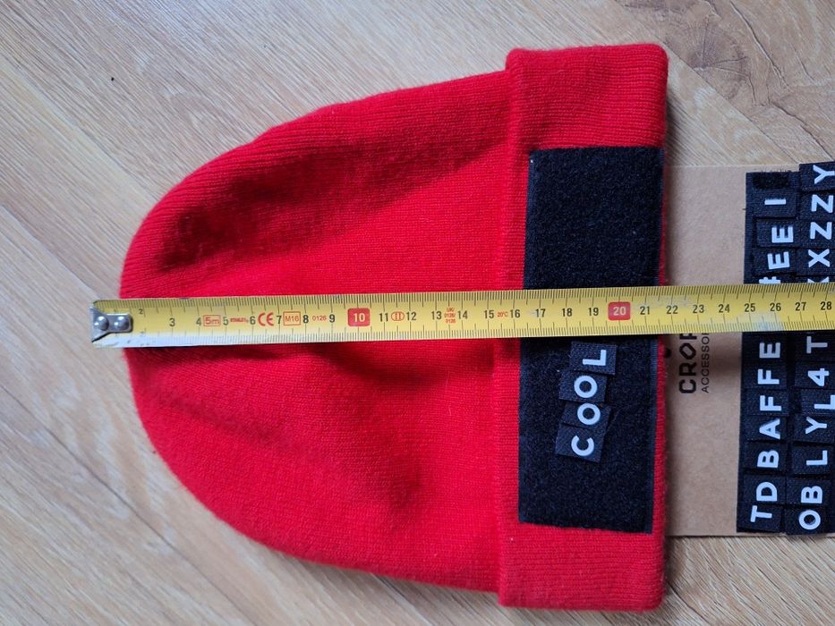 Czapka beanie z odczepianymi literkami