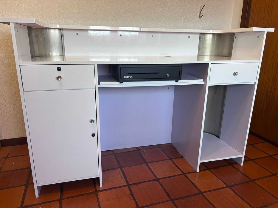 balcao branco lacado com detalhes dourados