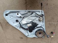 Podnośnik elektryczny lewy tył PASSAT B5 FL