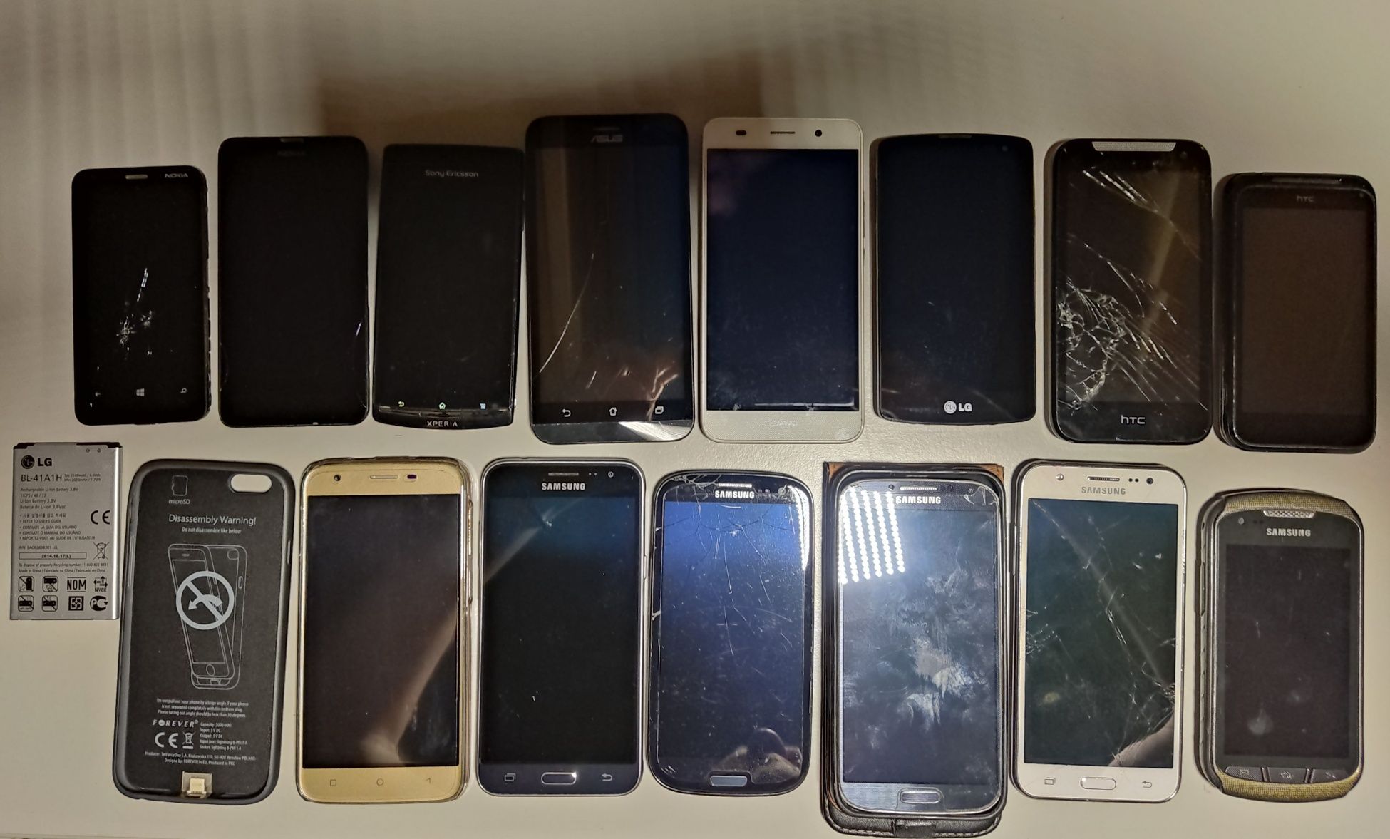 Telefony komórkowe dotykowe różne stany uszkodzone