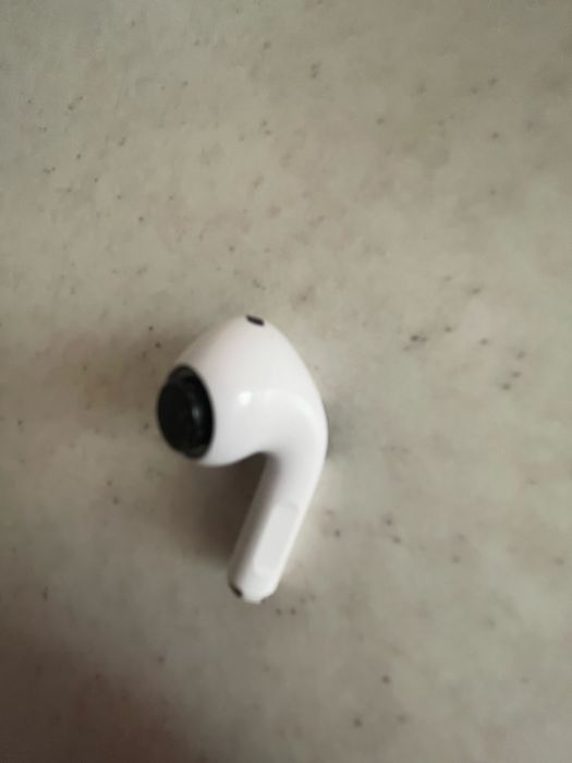 Airpods pro 2, навушники лівий (3047) та правий (2698).