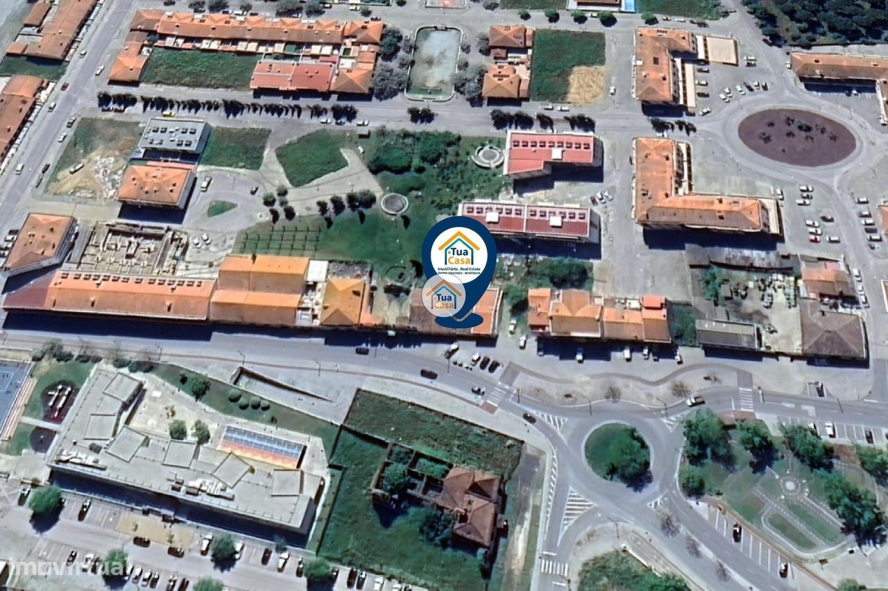 Moradia T3 com possibilidade de aproveitamento do terraço localizada e