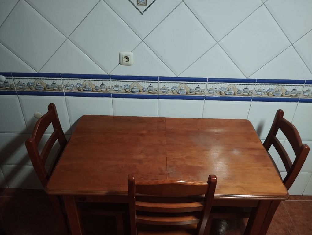 Mesa com 4 cadeiras