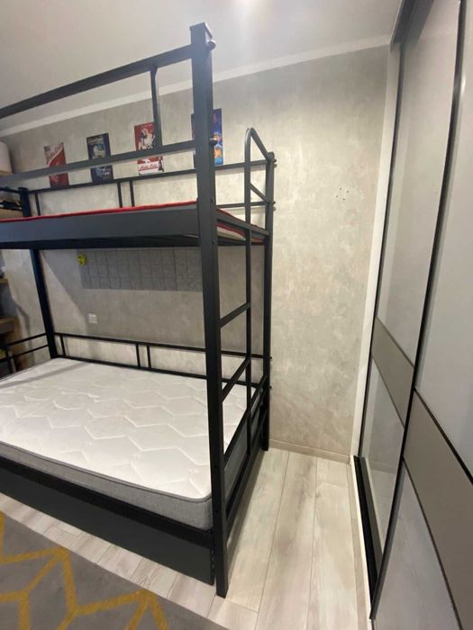 Металеве ліжко двоярусне