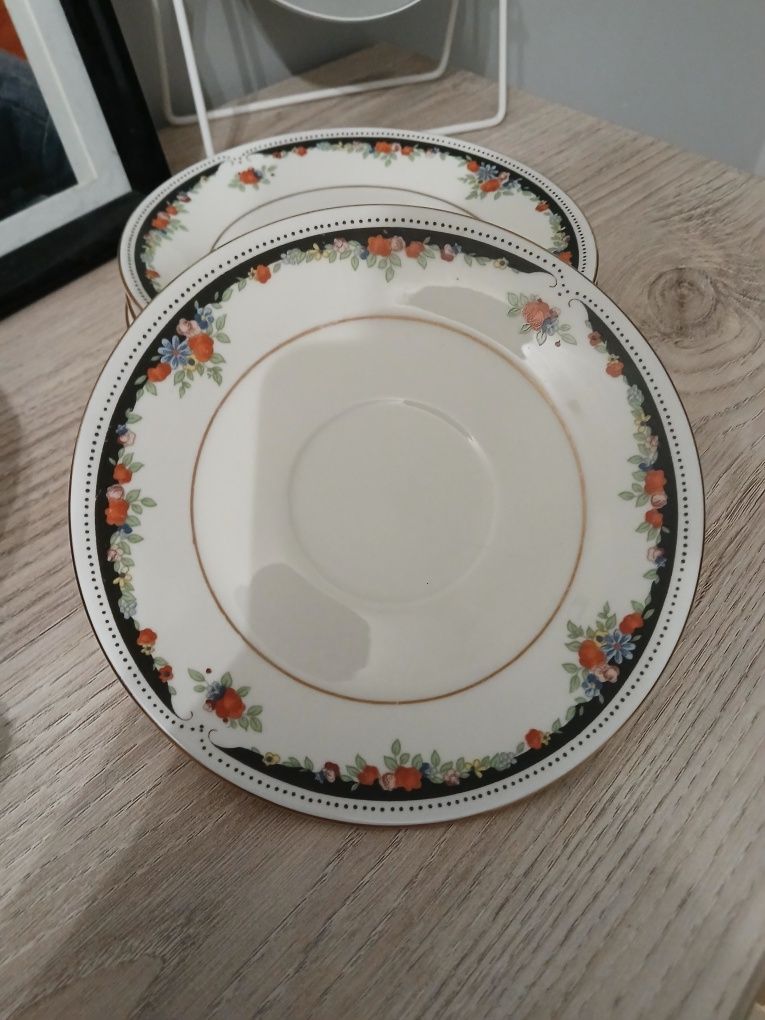 6 małych porcelanowych talerzyków