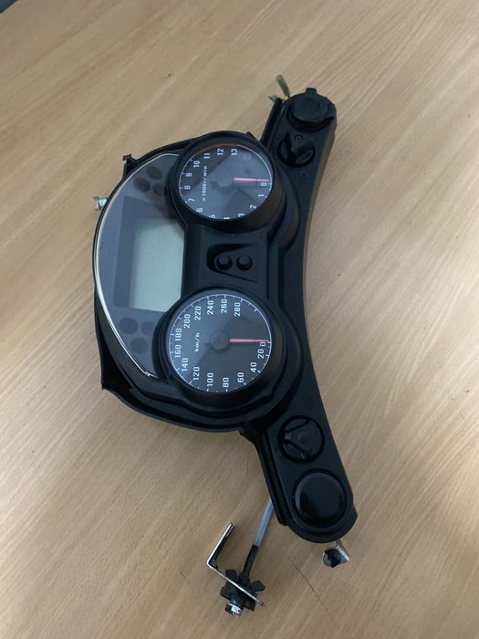 Kawasaki GTR 1400 Licznik osłona wypełnienie licznika zapalniczki kokp