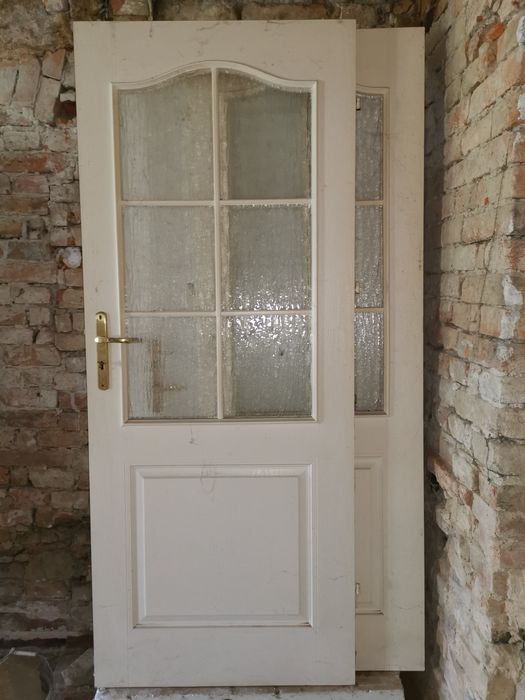 Zestaw 8 szt. drzwi wewnętrznych z klamkami, zamkami. OPIS