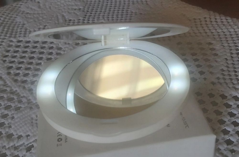 Lusterko do makijażu z oświetleniem LED