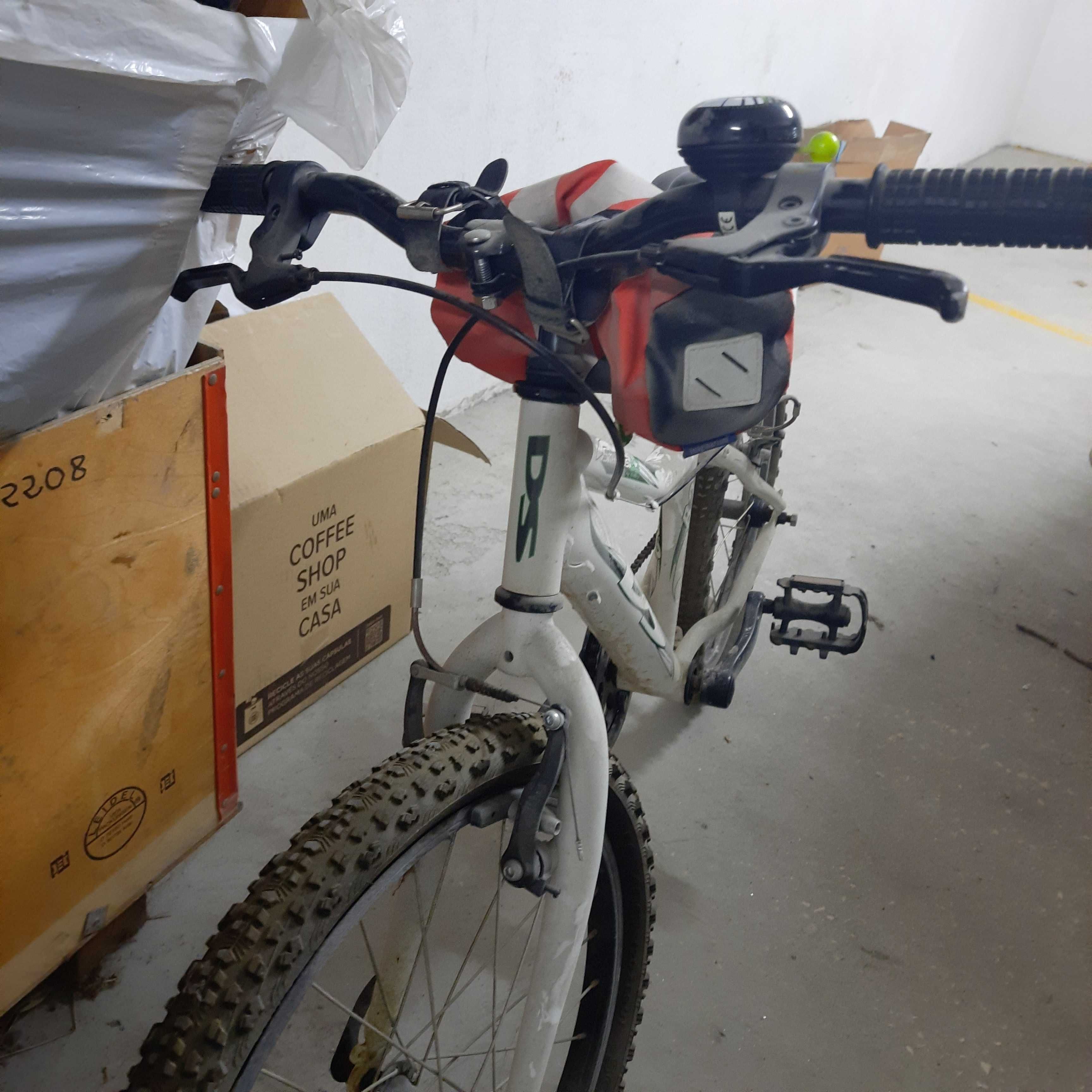 Bicicleta como nova para desocupar