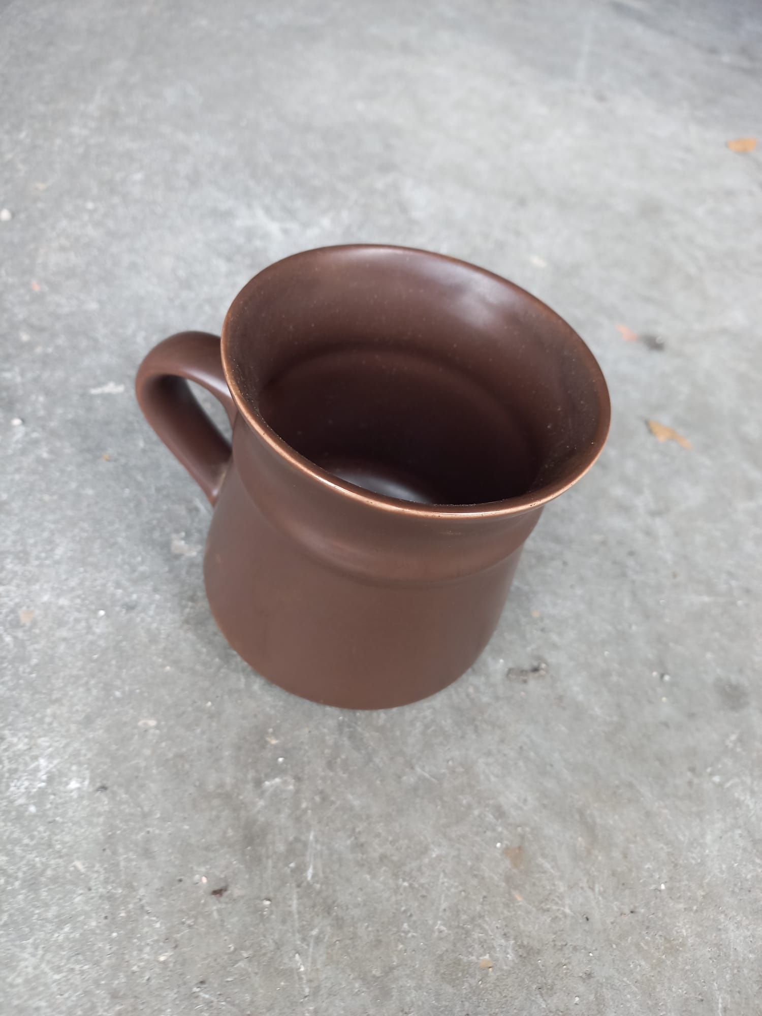 Caneca castanha em loiça