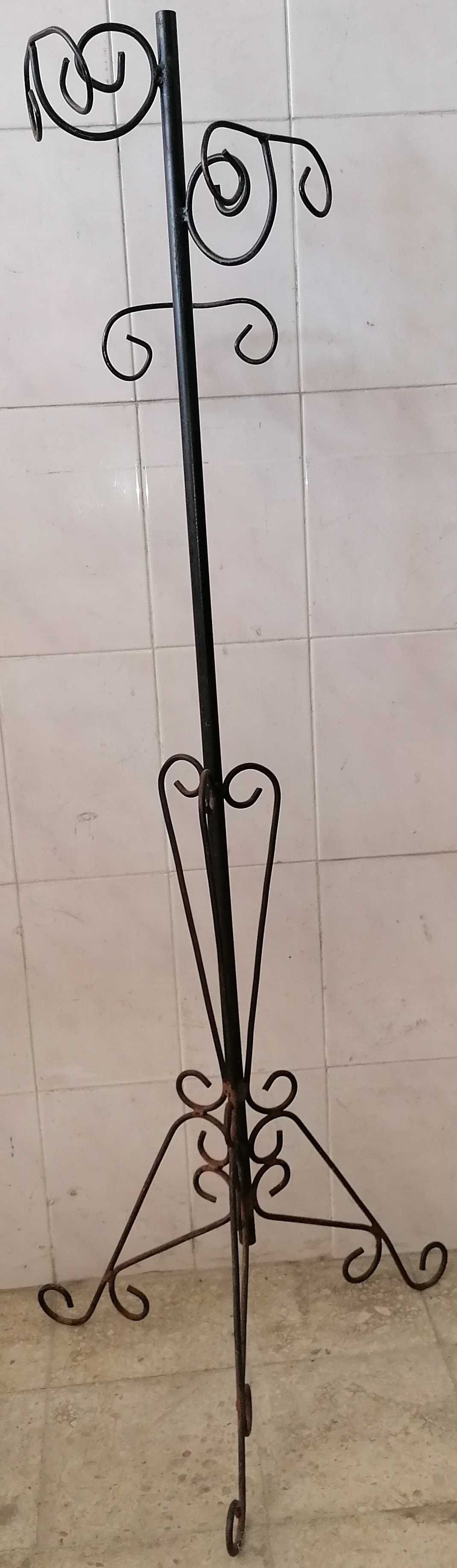 Bengaleiro alto em ferro decorado, por 30€
