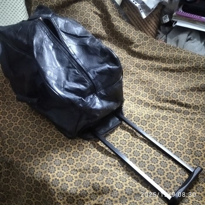 На колесах с натуральной кожи дорожная сумка