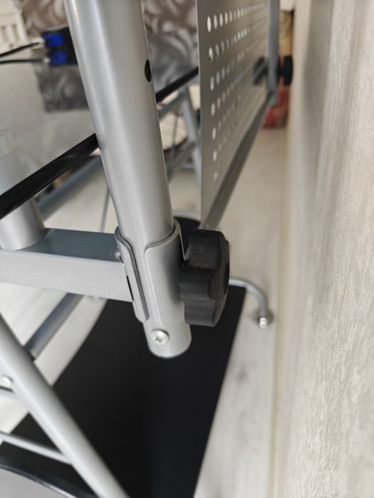 Комп'ютерний стіл металево скляний