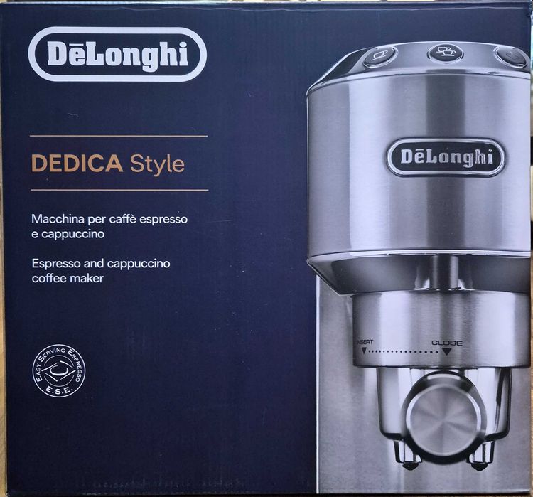 Кавоварка Delonghi.