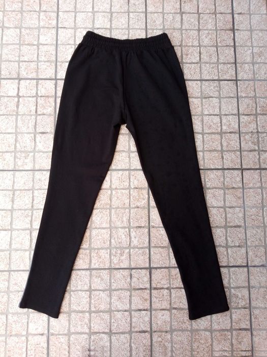 Calças jogger pretas riscas laterais