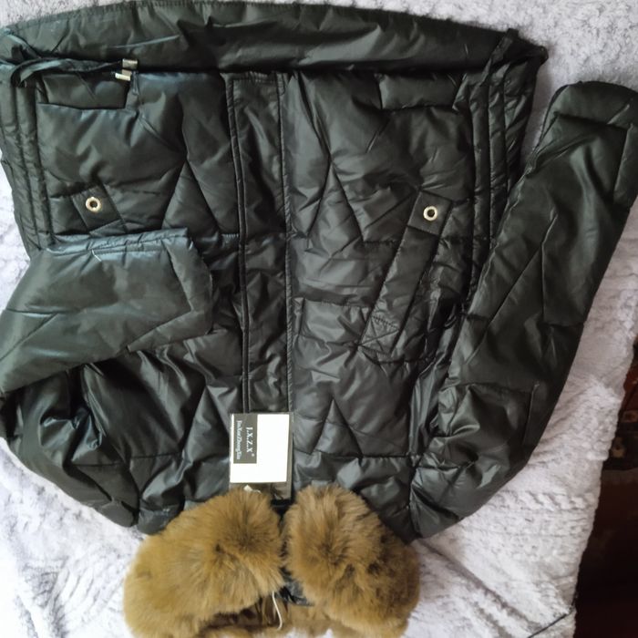 Куртка жіноча розмір М, L з хутром на капюшоні