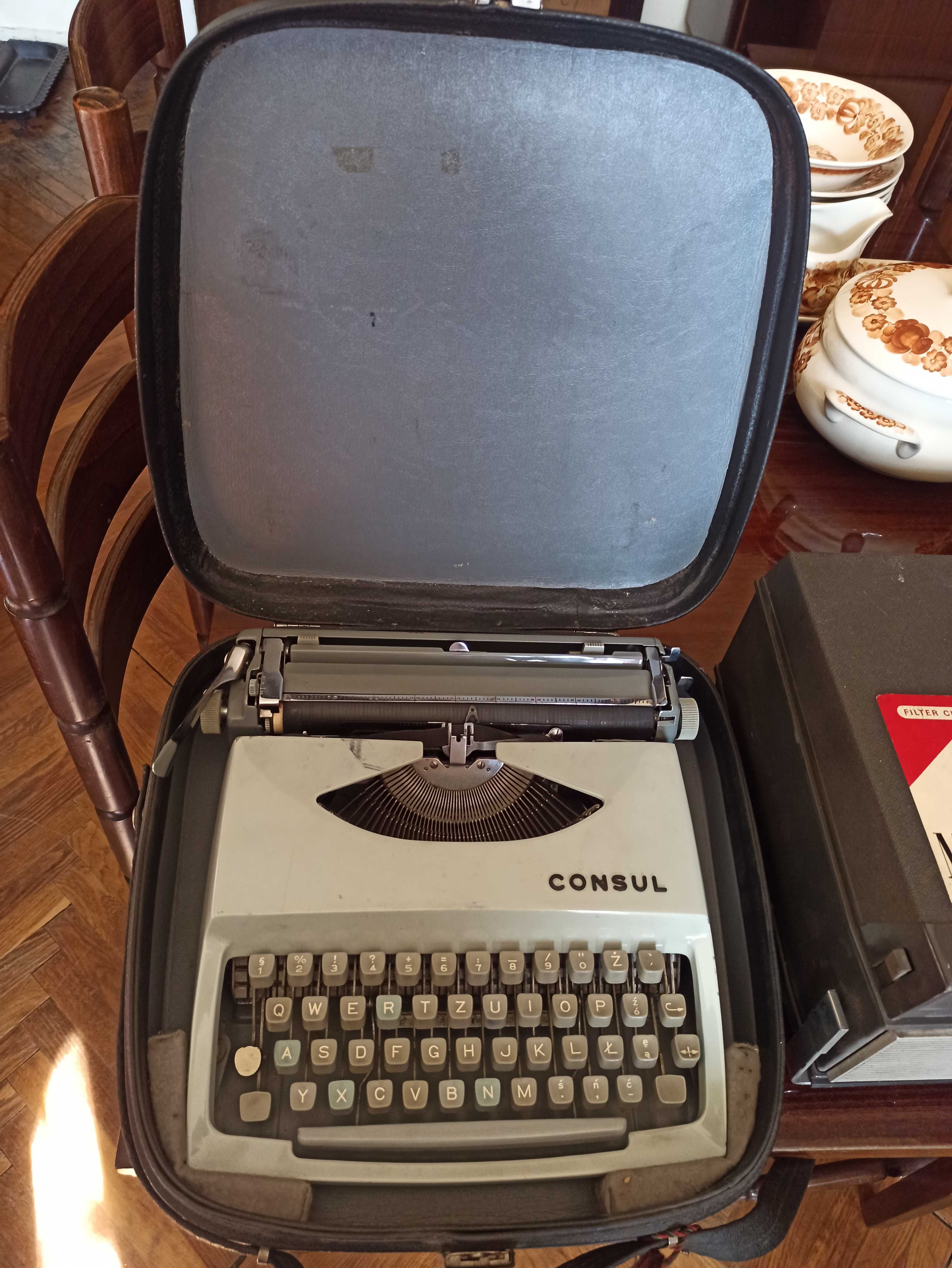 Maszyna do pisania w walizce skórzanej.
