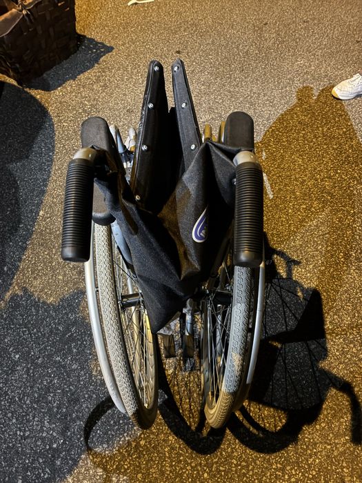 Cadeira de rodas Invacare pouco usada