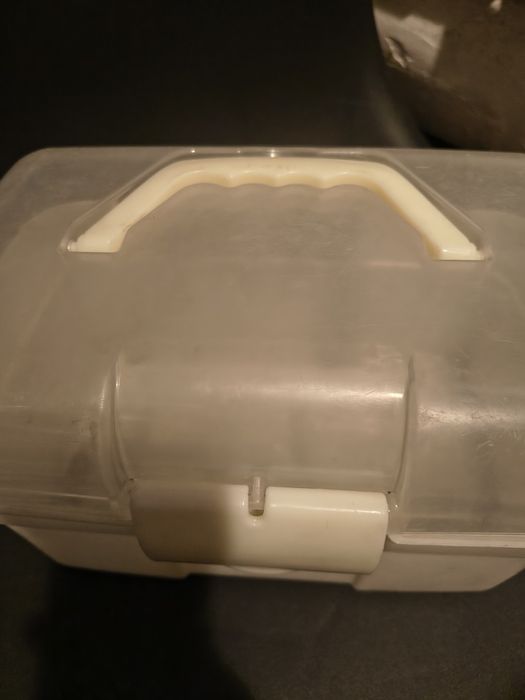 skrzynka na szczotki do pielęgnacji konia