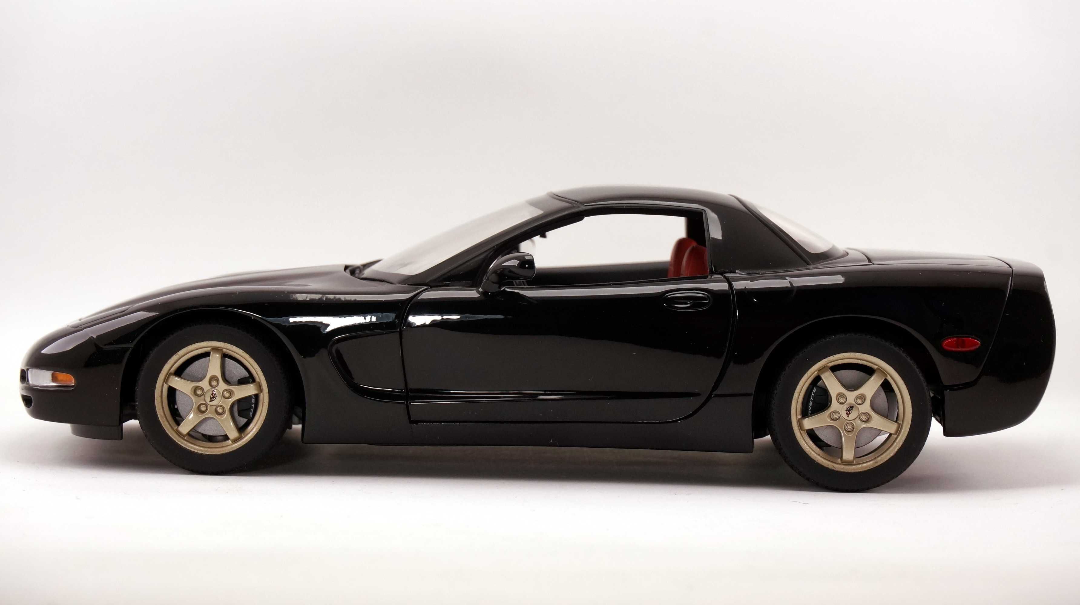 Модель UT Models AUTOart 1:18 Chevrolet Corvette (C5) Hardtop Black