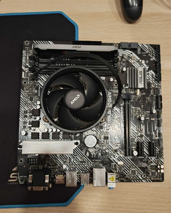 Asus b450M-A 2 / 2 X Ram Kingston 16GB 3200 / Ryzen5 2400g