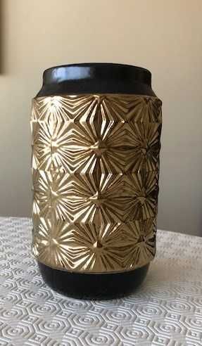 Jarra com decoração dourada