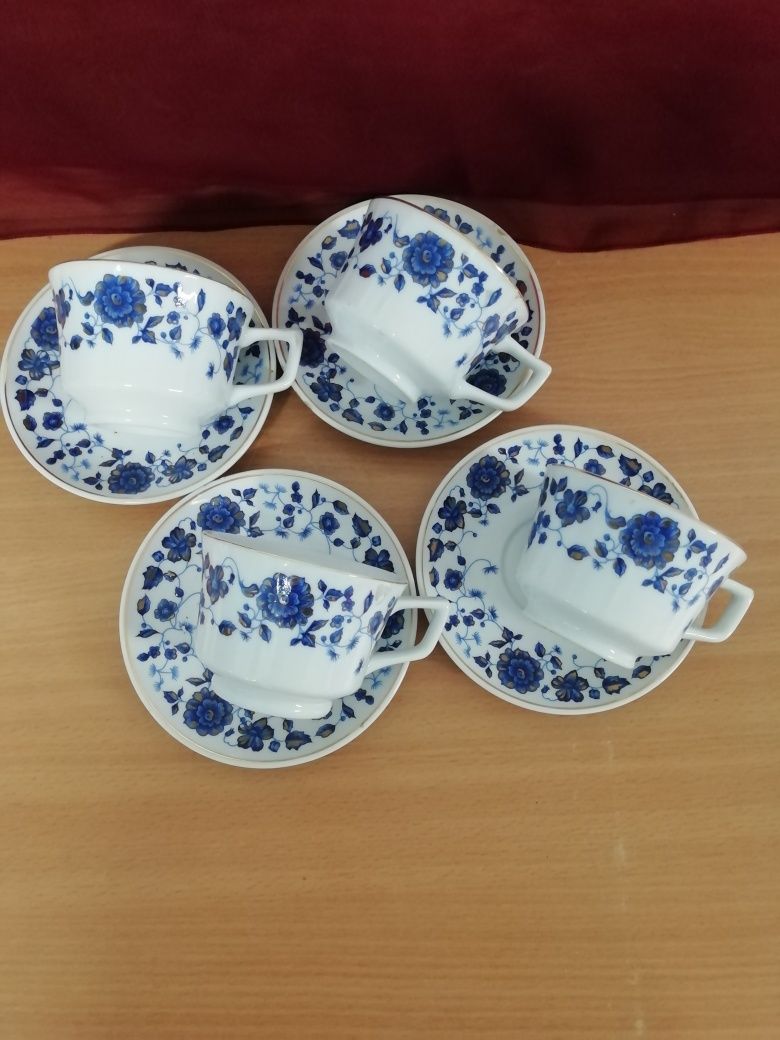 Conjunto de chávenas em porcelana.