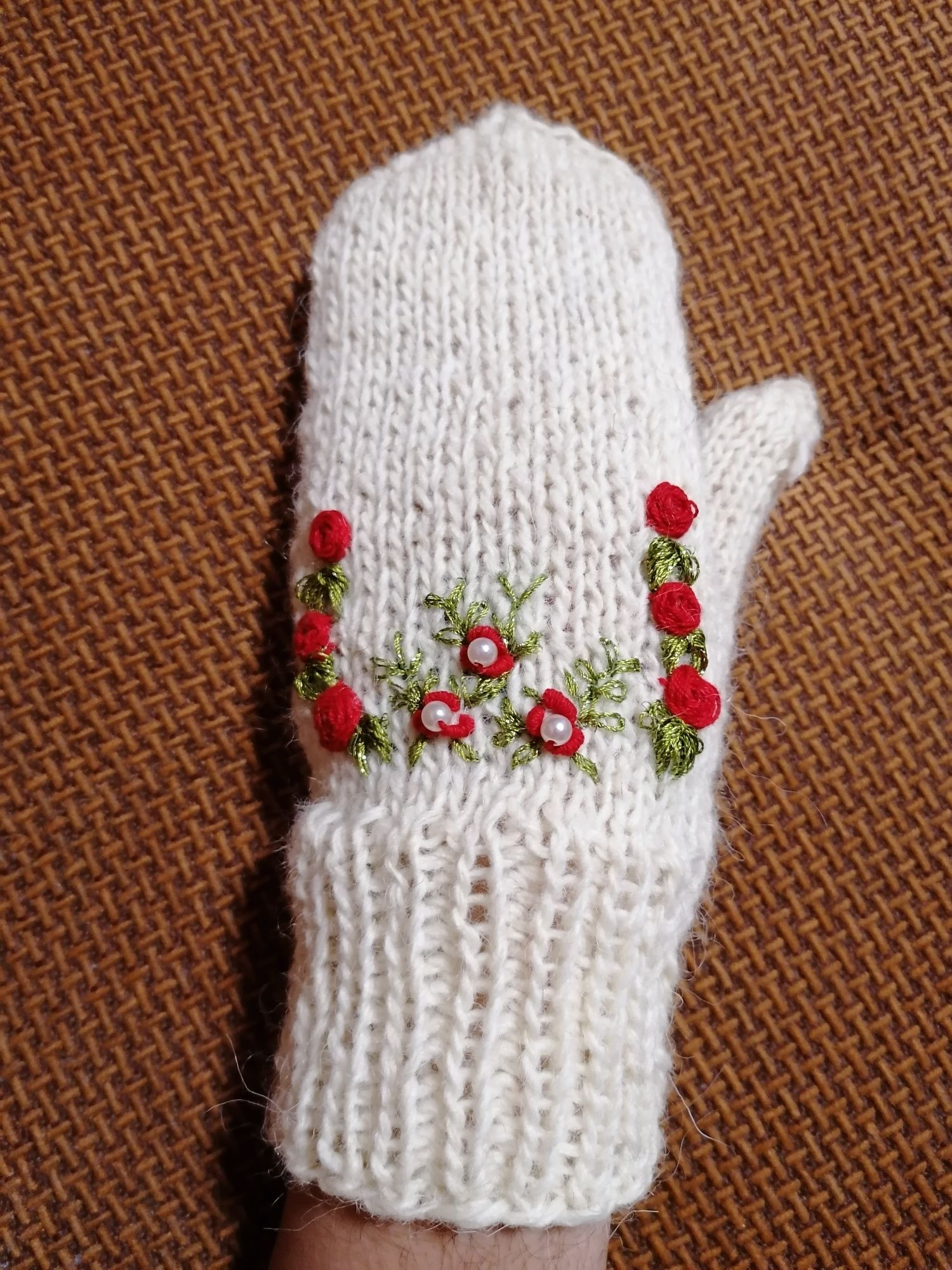 Rękawiczki z wełny owczej  ręcznie haftowane