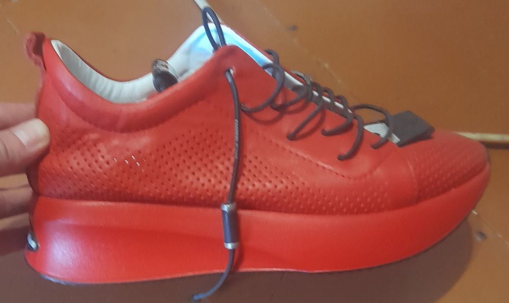 Продам кроссовки женские