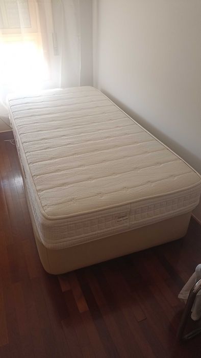 Cama de Solteiro de Colchões e Companhia em excelente estado.