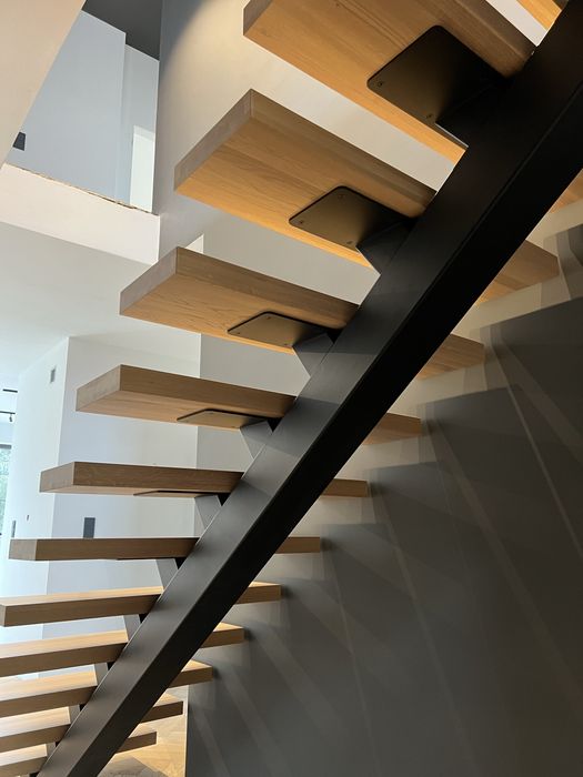 Schody Drewniane Na Konstrukcji Stalowej, metalowa belka centralna