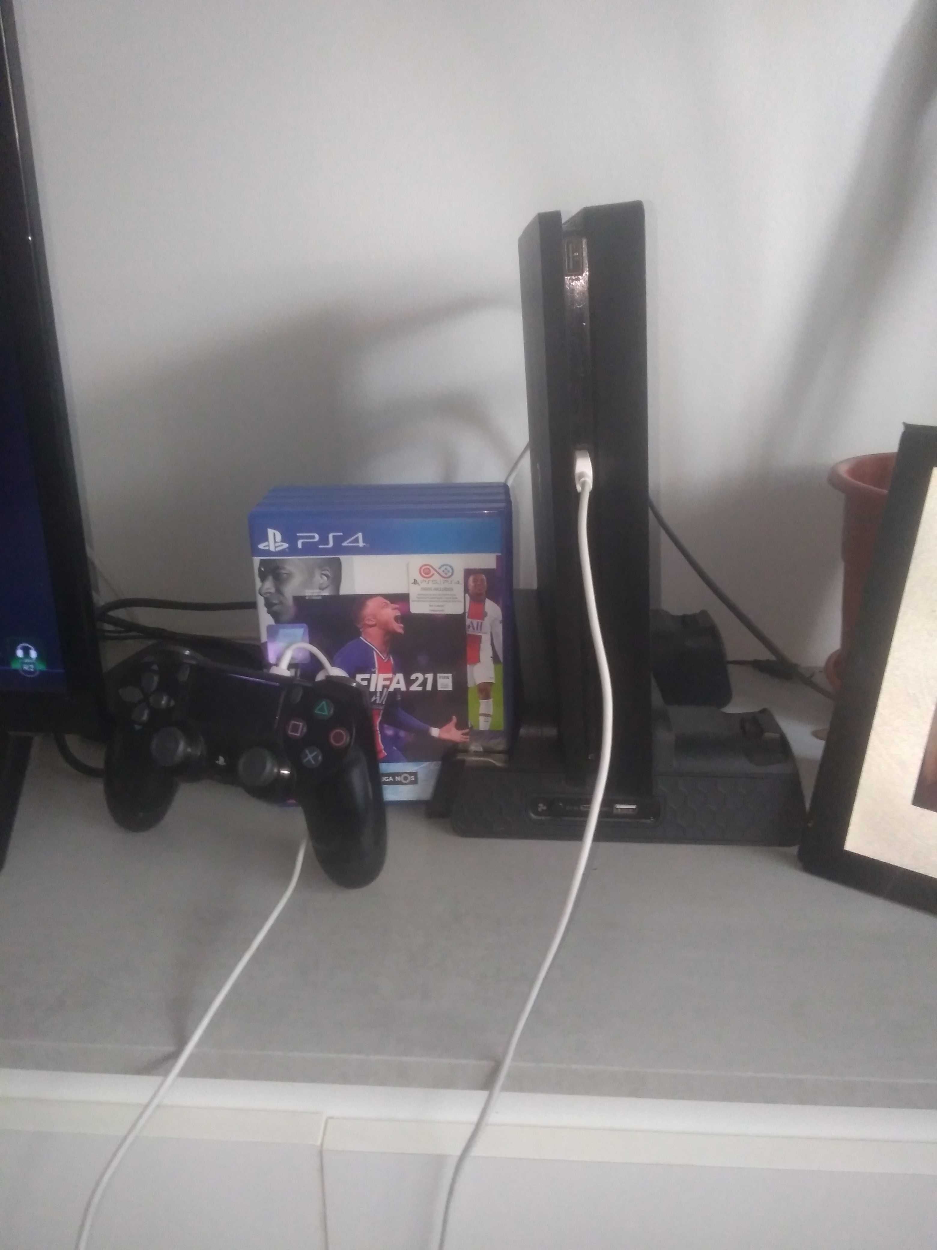 Ps4 slim 800gb 1 comando 4 fifas com suporte