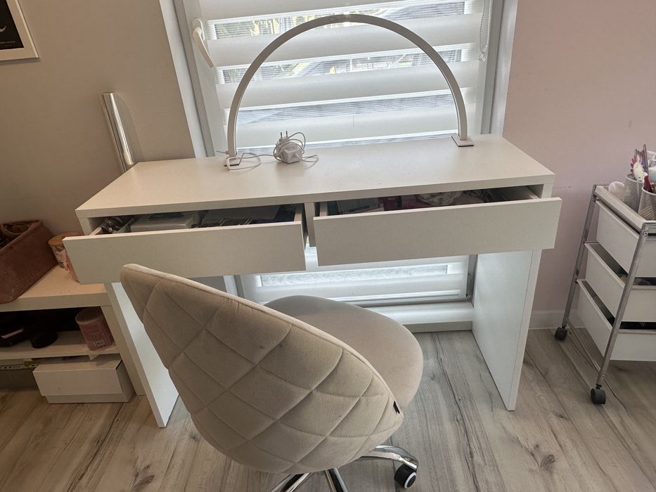 Biurko , lampka  , krzeslo do manicure