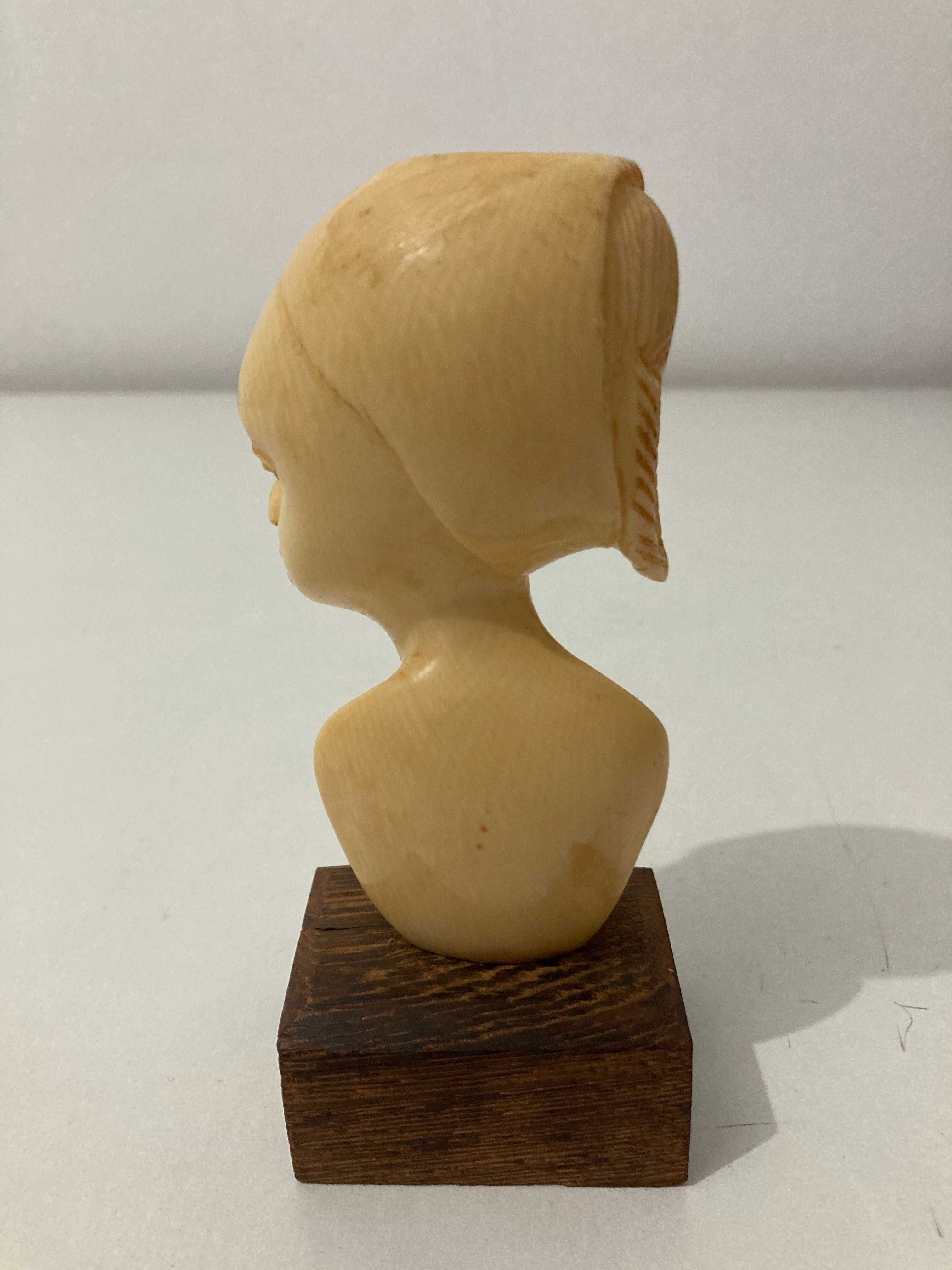 Escultura busto mulher africana em material nobre com base de madeira