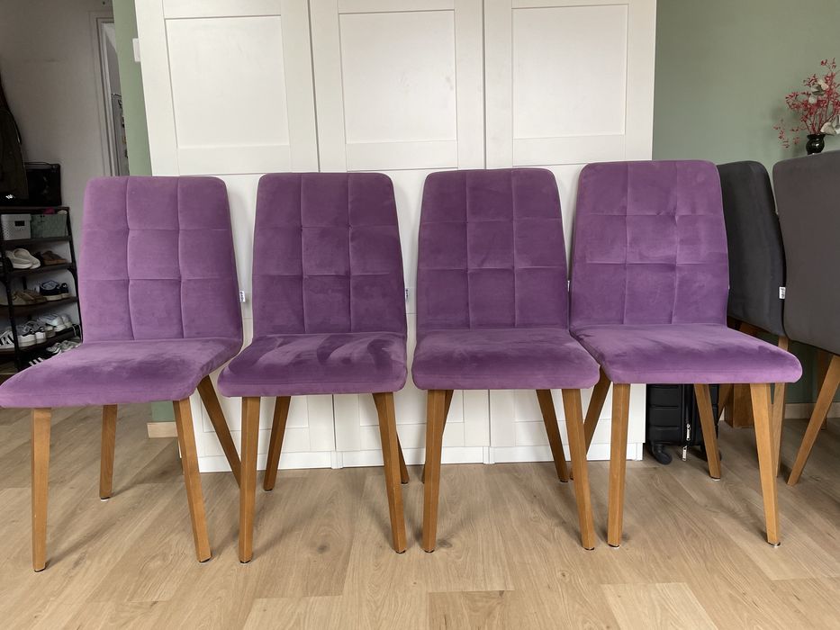 Krzesła tapicerowane z drewnianymi nogami