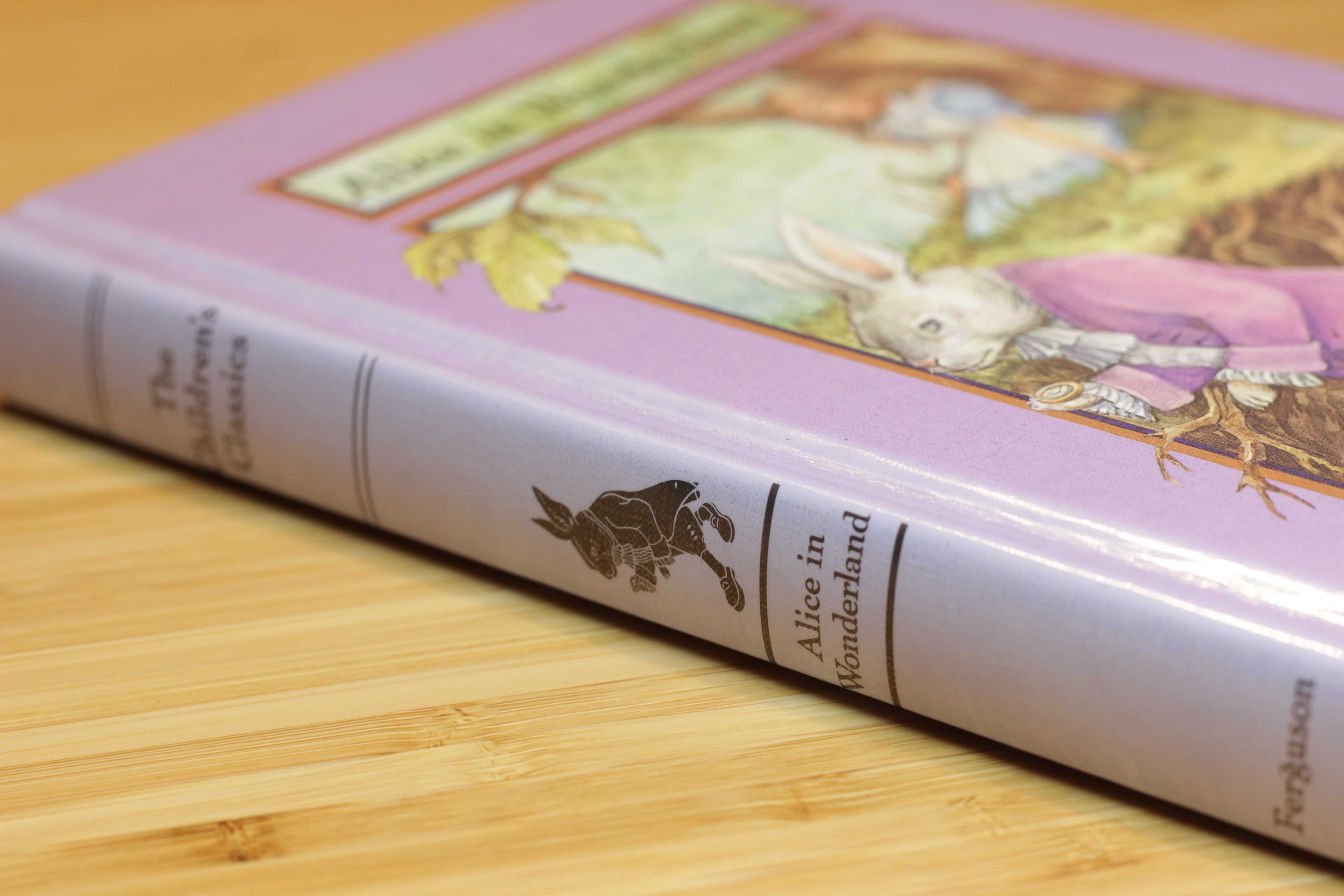 ALICE IN WONDERLAND (livro em inglês)