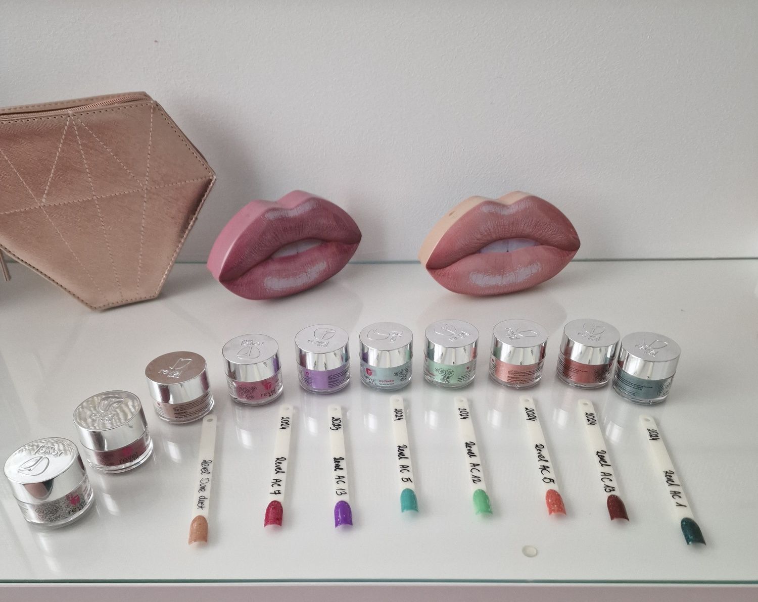 Pudry tytanowe kolory manicure tytanowy