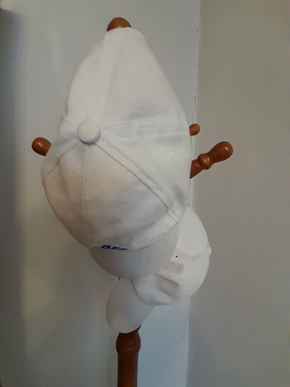 Czapka z daszkiem .