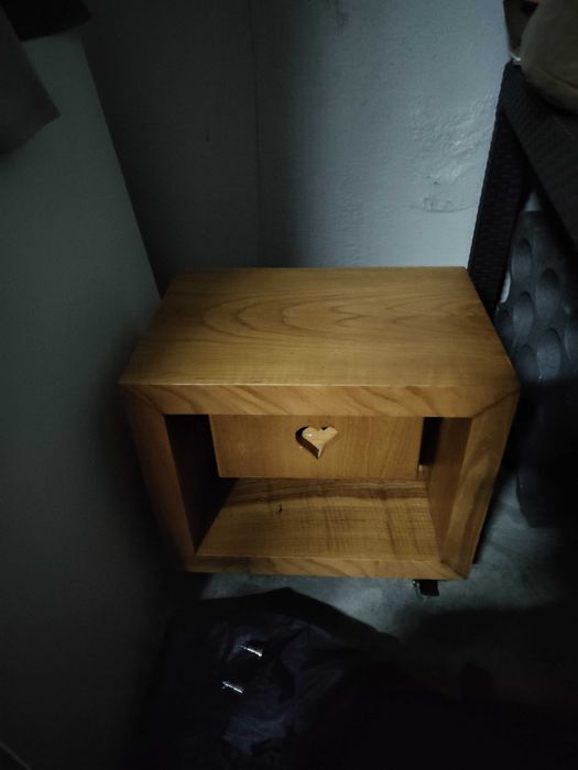 Mesa de cabeceira em madeira