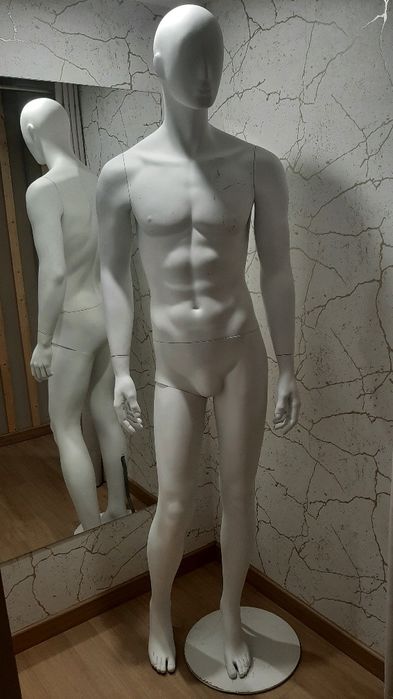 Manequins novos homem e mulher