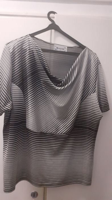 Blusa linda de malha de seda com drapeado em tons de cinza e preto