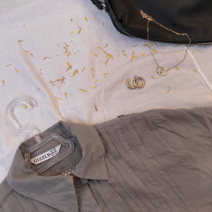 Гарненька сорочка з деталями на спинці