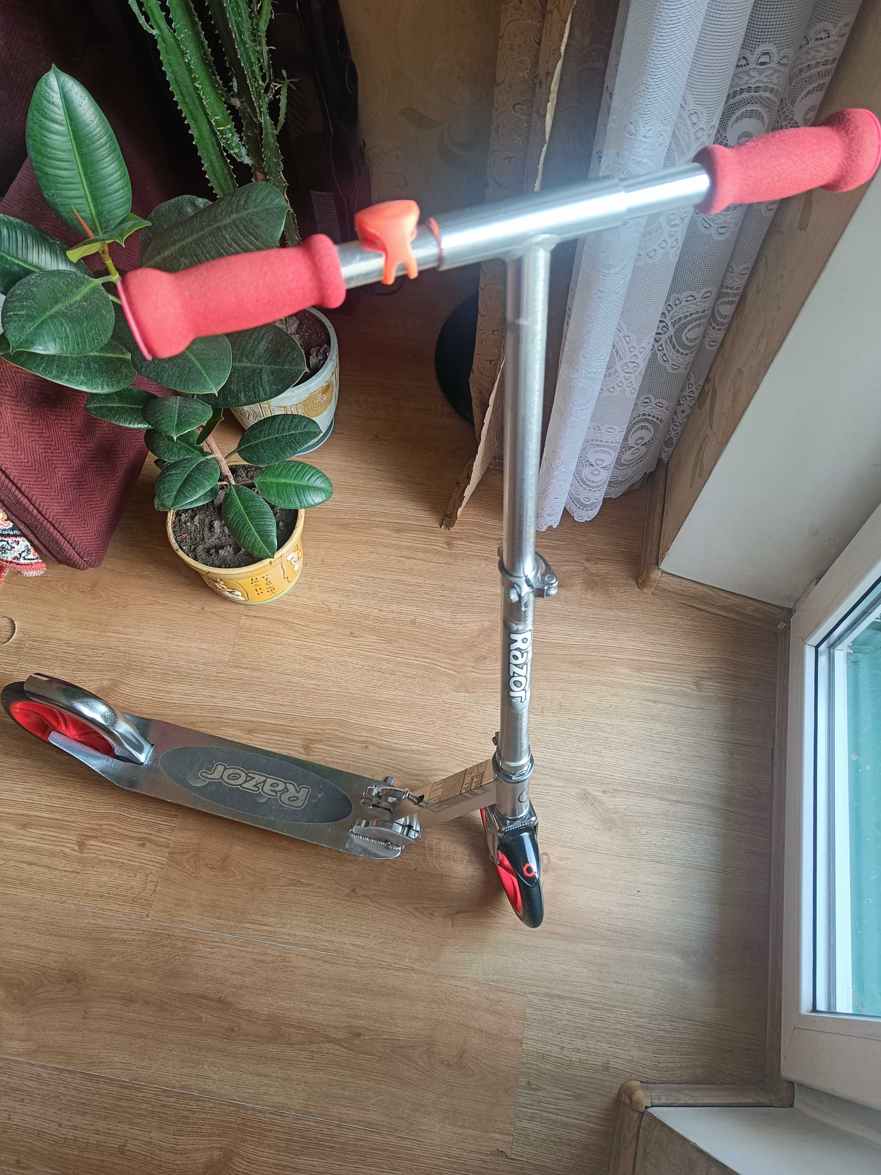 Самокат (стан нового) Razor