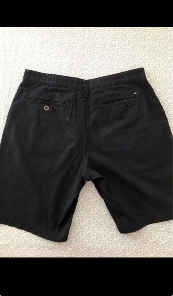 Bermudas pretas da marca Quiksilver