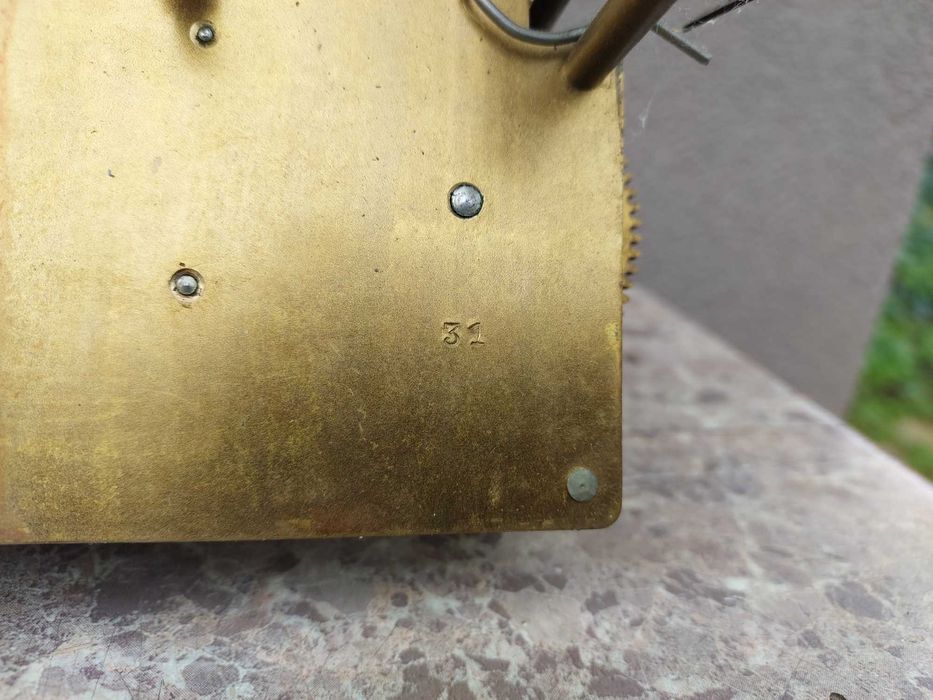 651 Mechanizm starego zegara ściennego