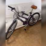 Bicicleta roxa e prateada