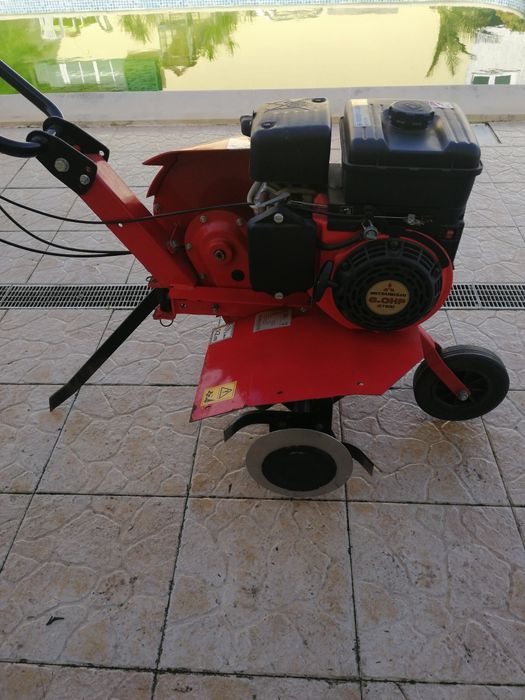 Motoenxada com motor 6 CV