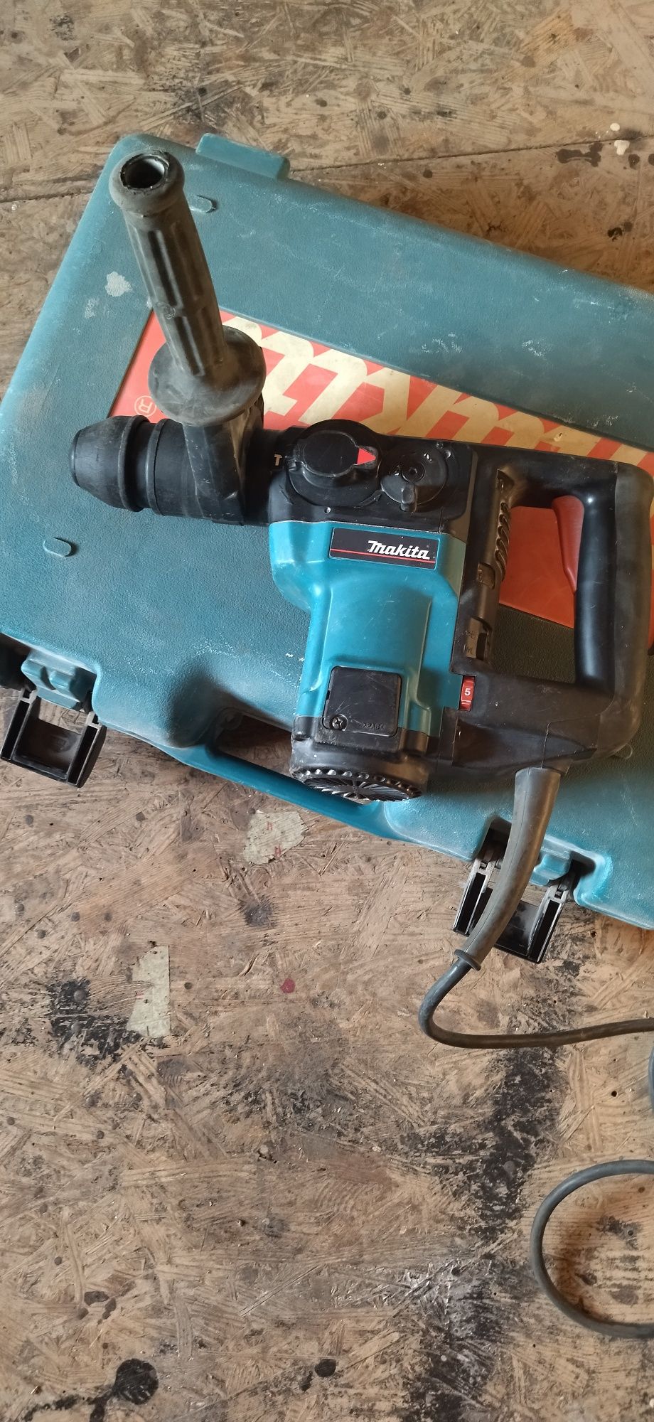 Перфоратор Makita HR 3000C SDS plus