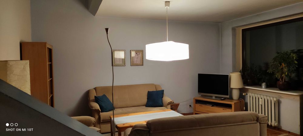 Beżowe kanapy i fotel